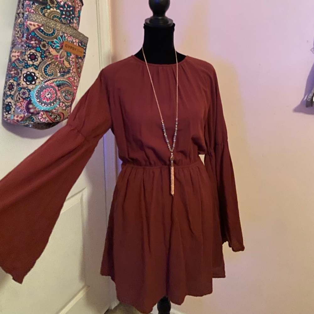 Maroon flow dress!! Includes necklace!!!